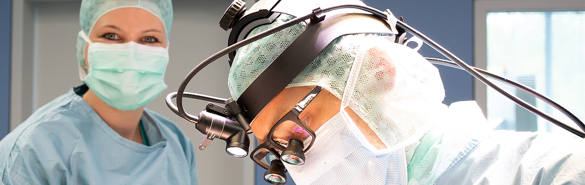 Sichere Operation dank vielfachem Sicherheitskonzept Medizinische Fachkräfte während einer Operation
