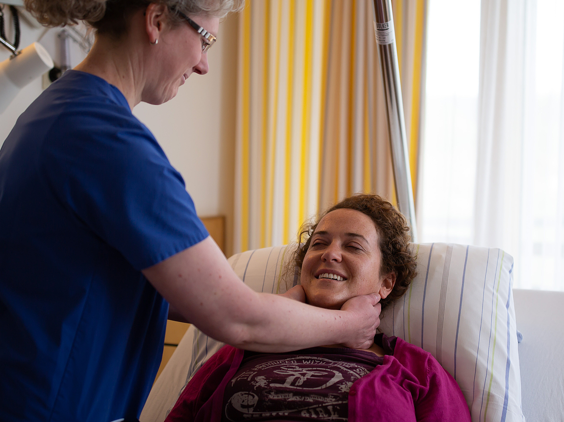 Untersuchung der Schilddrüse Eine Patientin wird an der Schilddrüse untersucht.