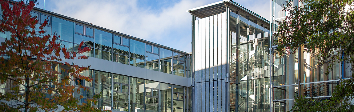 Lichtdurchflutete Architektur des Krankenhauses Das Krankenhaus Agatharied von außen