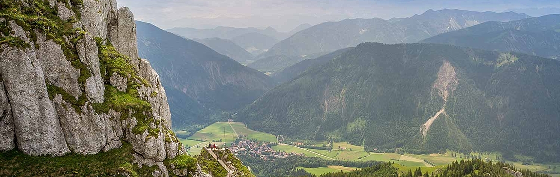 Alpenregion Tegernsee Schliersee Blick vom Berg über andere Gipfel