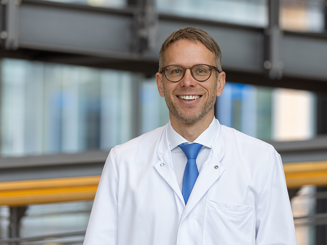 Prof. Dr. D'Haese Arzt lächelt in die Kamera.