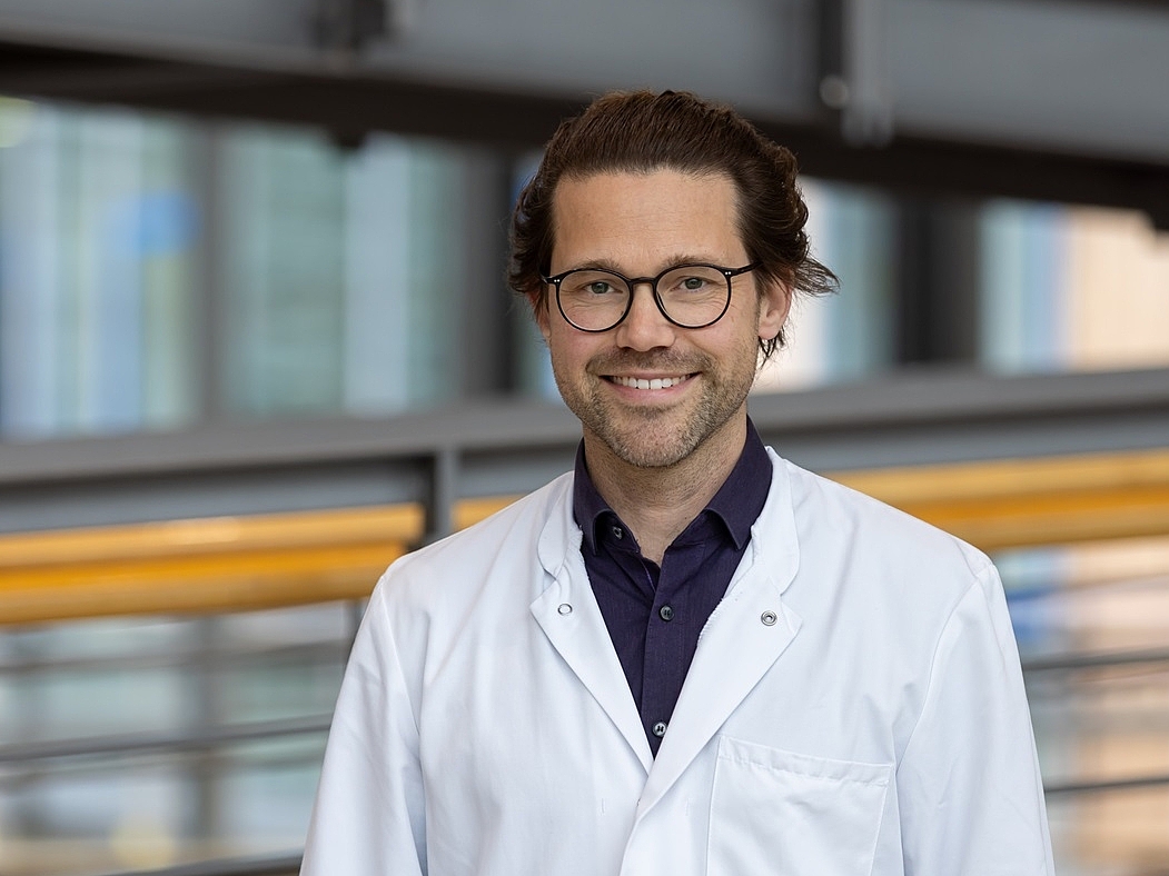 Dr. med. Busch Ein Arzt lächelt in die Kamera.