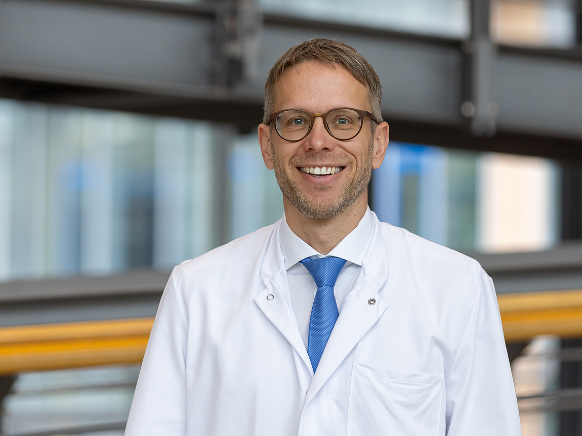Prof. Dr. D'Haese Arzt lächelt in die Kamera.
