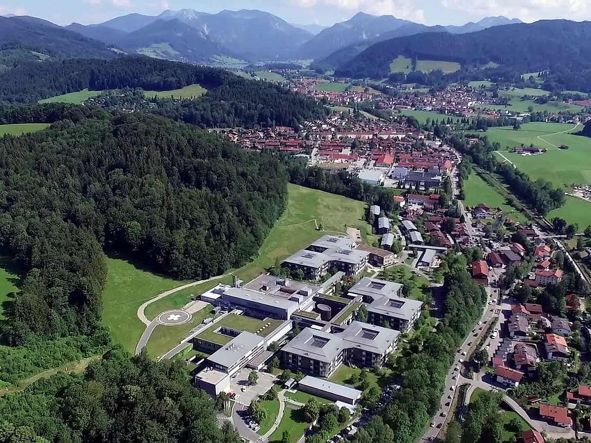 Blick aus der Luft auf das Krankenhaus
