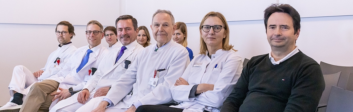Ärzte sitzen nebeneinander bei einem Vortrag